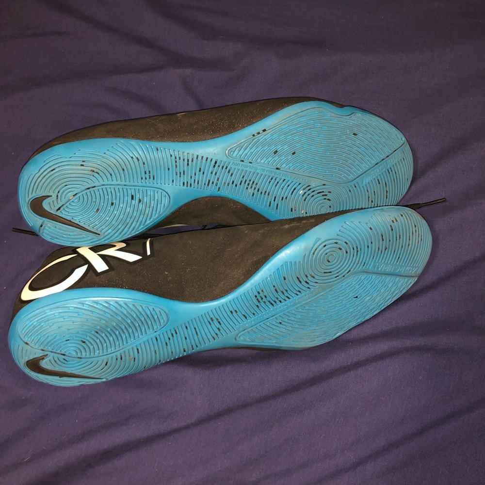 Soccer cleats - Picture 3 of 3